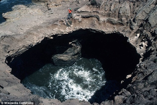 Một hố dẫn xuống hang động dưới biển ở Santa Rosa California.
